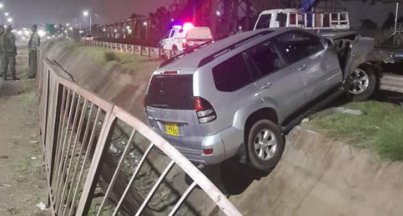 Prado almost falling into a ditch after hitting the grills along Thika Road on Monday, December 4, 2023.